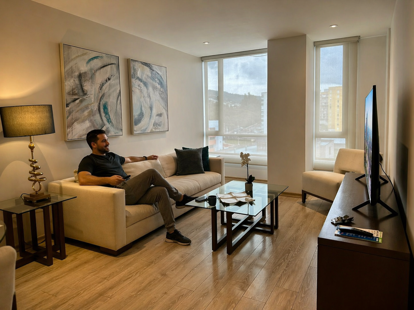 Sala equipada en departamento amoblado en Quito — imagen 1
